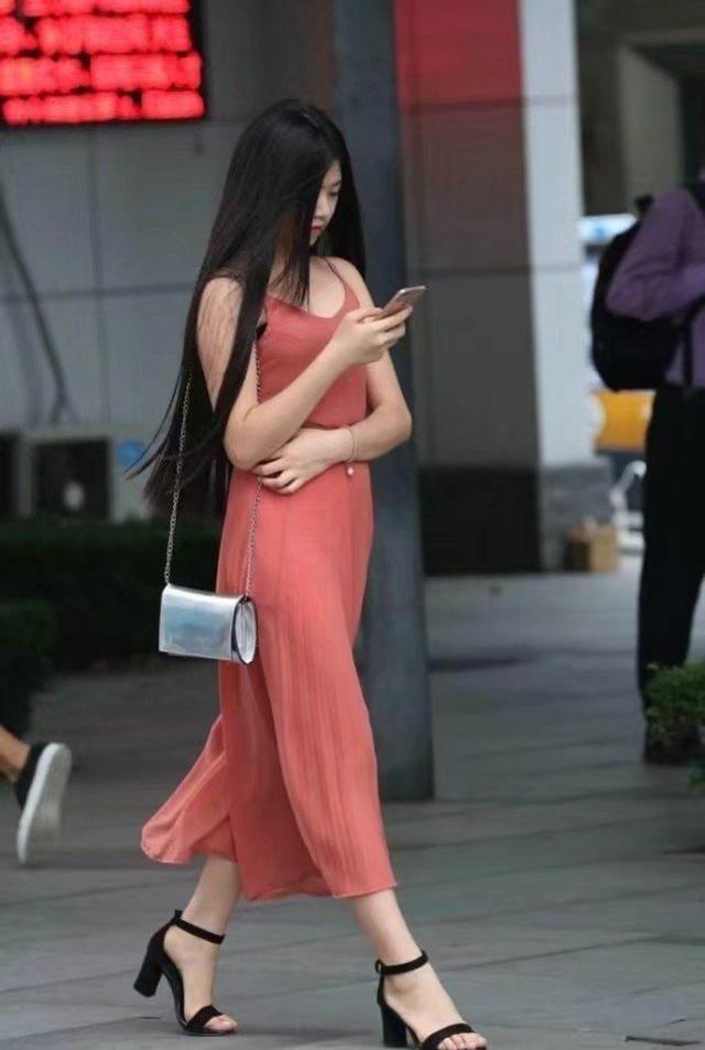 街拍：美女清新大方乖巧十足，上演极致身材！