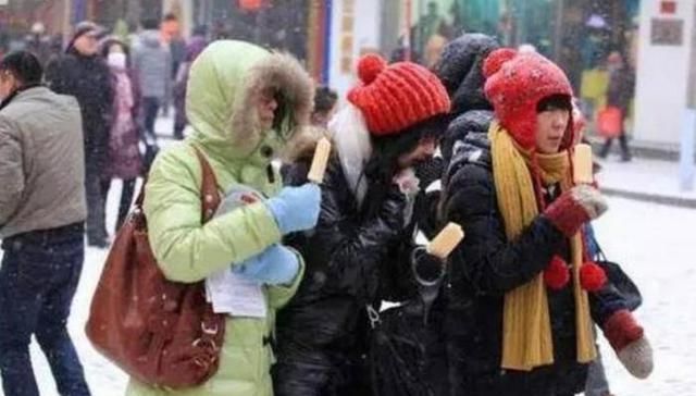  『不解』东北人雪天“晒”饺子，场面格外壮观，南方人不解：不脏吗？