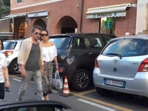 51岁巩俐穿一字肩少女装扮嫩，而她70岁的新男友却像是30岁