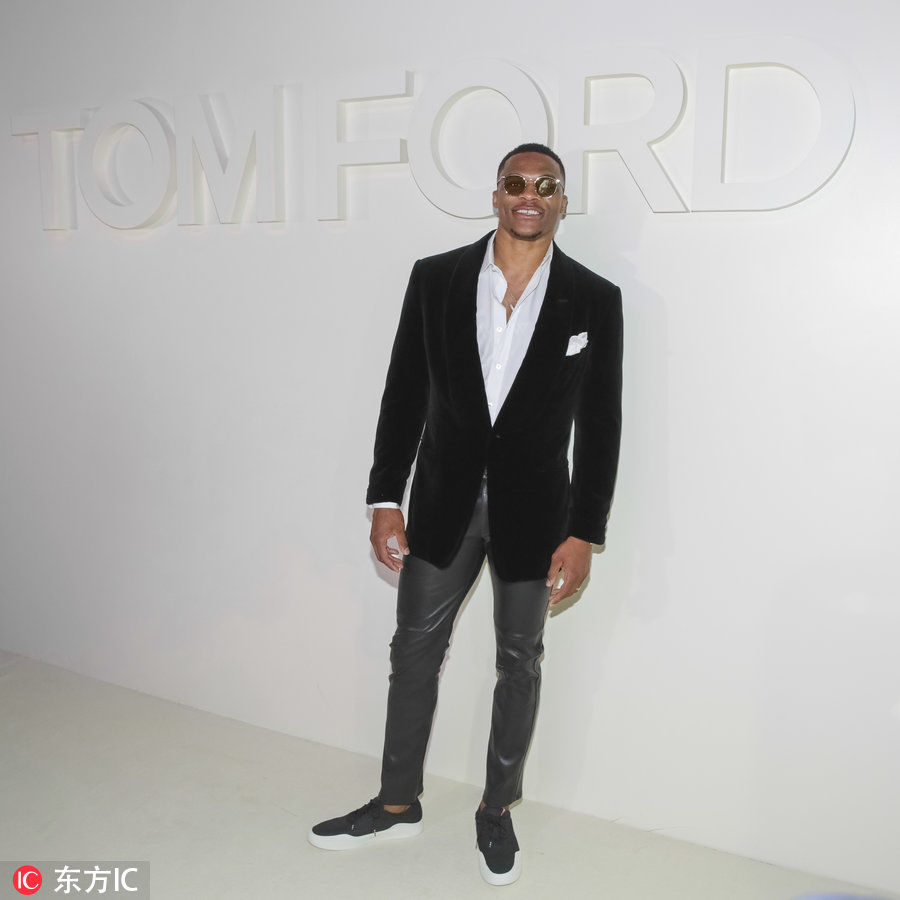 威少出席活动潮搭用心了 开三颗衬衫扣只为秀出专属Logo项链