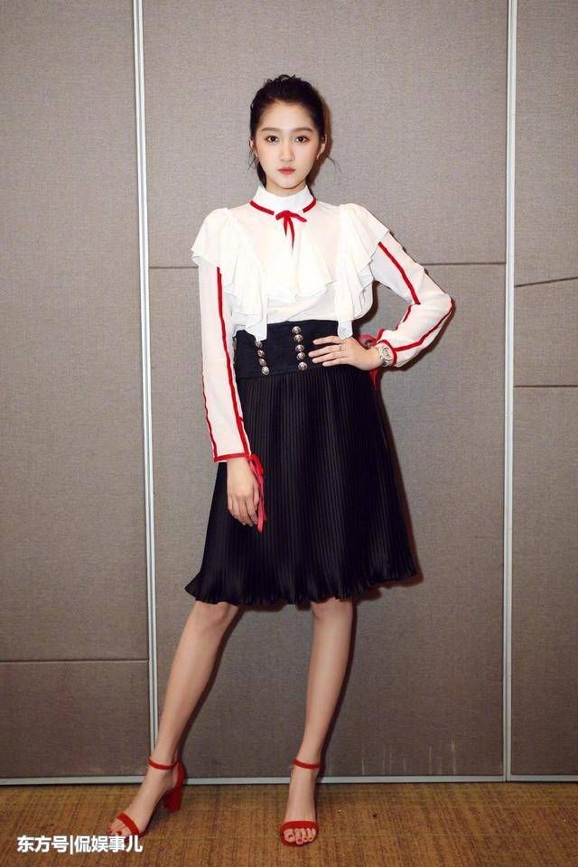 关晓彤为博眼球太拼!超短裙配黑丝袜，网友:鹿晗口味挺重啊!