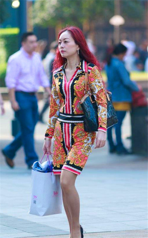 『清爽』街拍:长相清秀的小美女,清爽时尚的穿搭,让人挪不开眼