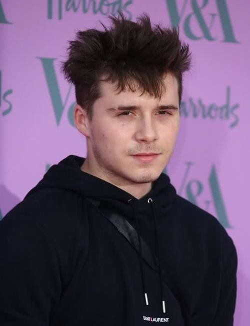 大布和贝嫂参加活动，身材圆润似发福，网友：眉毛怎么缺了一块？