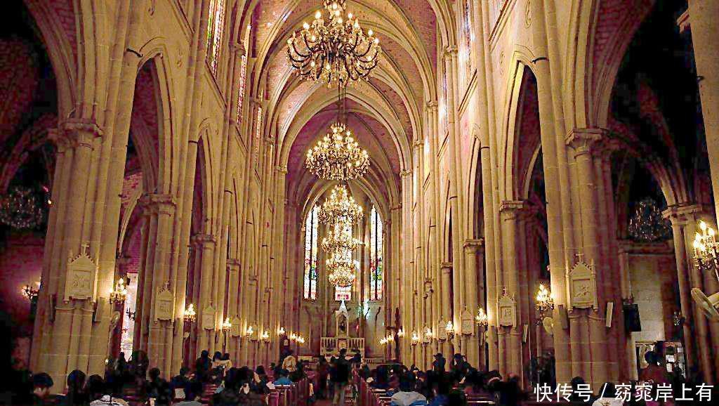 为什么国外的教堂祷告免费，中国寺庙烧香却要收钱？原因让人气愤