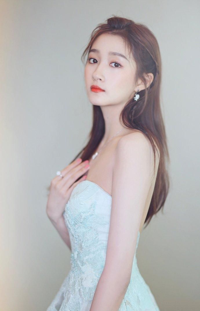 关晓彤穿抹胸连衣裙出席活动，还好用手捂着，不然鹿晗真有意见了