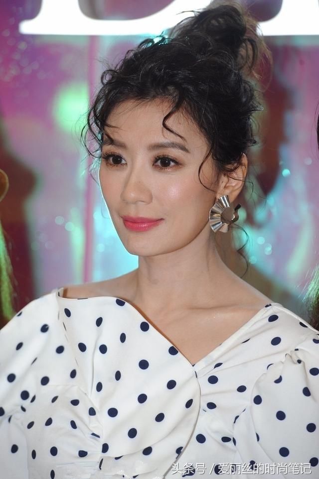 贾静雯裙子中间开叉还掉肩膀，网友：还以为是台湾哪个舞厅的歌女