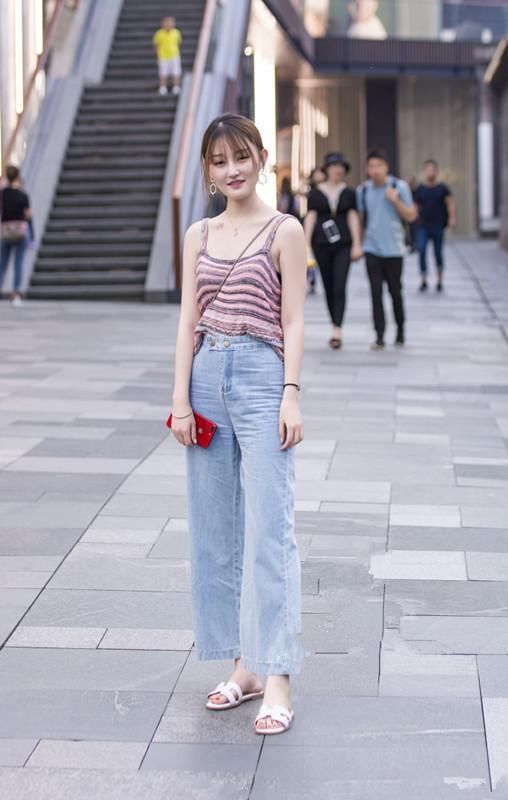 偶遇美女，清新靓丽魅力非凡，美腿很是迷人!