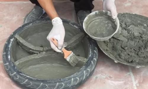  邻居@找来4个废旧小轮胎，用水泥砂浆浇个小花园，楼上邻居叫我再做个