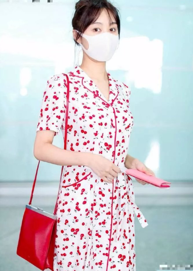 30岁李菲儿和23岁吴宣仪同穿睡衣，网友:名媛和“傻妞”的差距