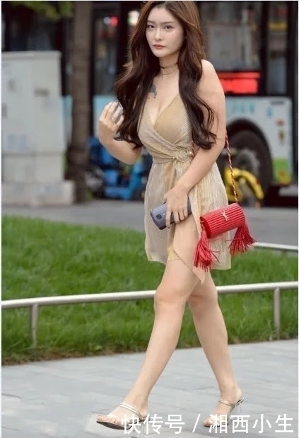 街拍：气质甜美秀气的长发美女，一袭丝制连衣裙，微风飘飘，仙气