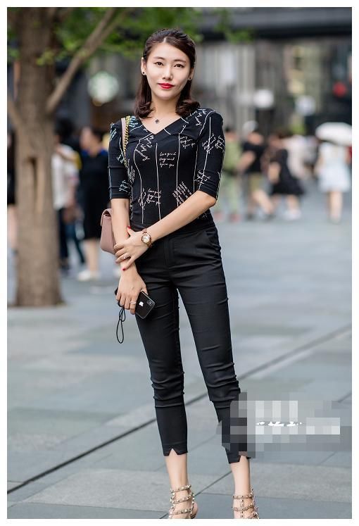 街拍：图五美女穿深v吊带镂空裙，真是性感的想让人一直看！