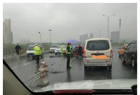 下雨天行车开双闪？小心扣3分罚200元！交警：大多数人都不懂开车