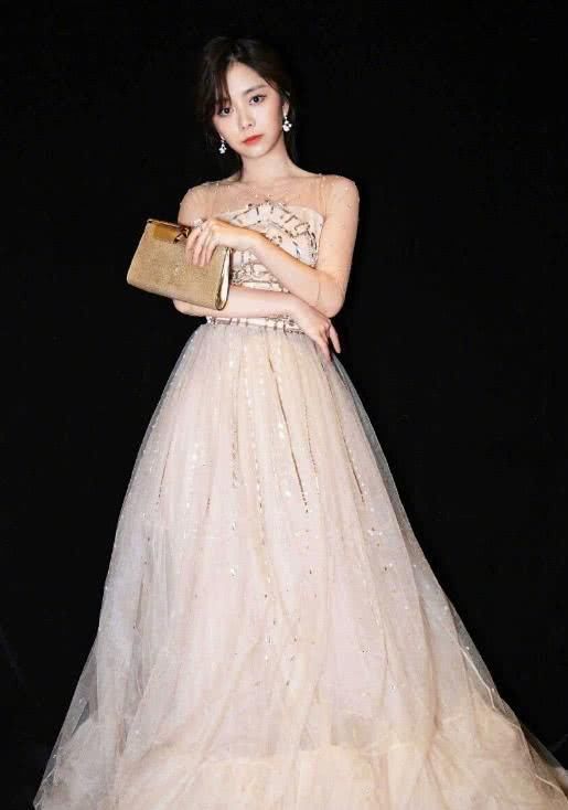 谭松韵的“熟女”造型太惊艳了，终于不再是5年级的小学生了!