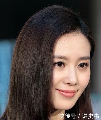 气质■奔四的女人别再留黑长直了,今年流行这4款卷发,显年轻又气质