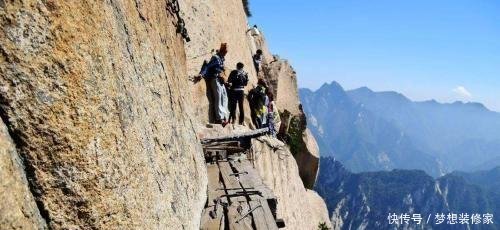 陕西著名景区又出事情，一男子拍完照片之后，完成“华山第二跳”