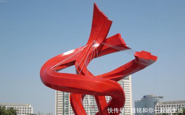  [跻身]我国一个发展速度极快的城市, 成立不足30年跻身全国20强