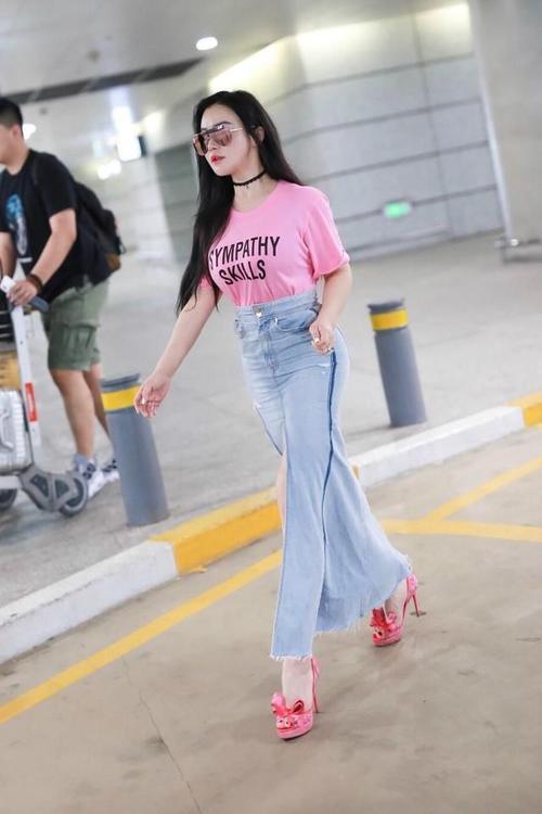 冉莹颖连体裤凹造型，上围太抢镜了，网友：邹市明真有福