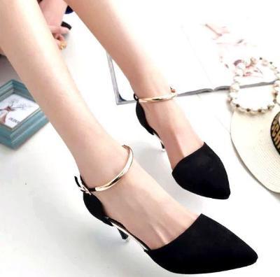 小尖头高跟鞋气质压人,巧妙凸显出高挑身材,撩人心扉！