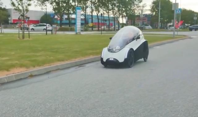  大哥■挪威大哥发明一款新型自行车，装有透明保护罩，不怕被雨