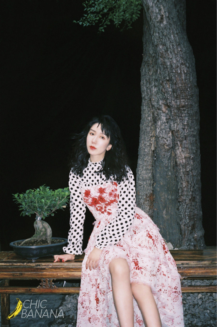 娄艺潇独家高清街拍大片海量出炉，眼神勾人