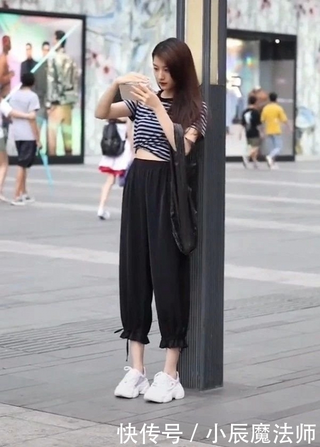 美女|路人街拍,美女搭配简洁美观的连衣裙,显出了一种潇洒随性的气韵