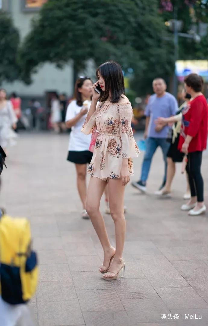  #美女#牛仔裤美女，大秀迷人身姿