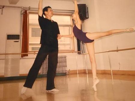 Skr!“萌妃”金晨秀超高难度一字马 网友：确实可以卖艺了！