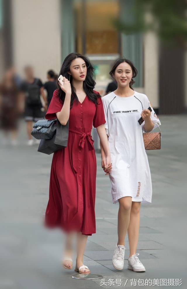 街拍路人，小姐姐身穿清新的白色连体裤，性感又时髦