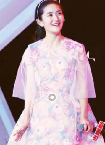 街拍:图3露脐超短裤好清凉,图4似乎误会了什么,你最中意谁?