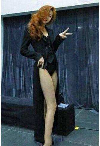 时尚街拍:20岁女子腿长一米二, 出门不敢穿裙子