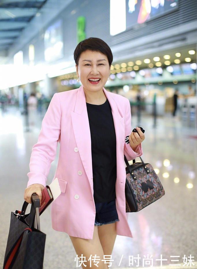 张凯丽不服老，粉西装大玩下衣失踪，哪个56岁奶奶敢这样？