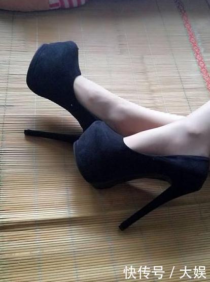 高跟鞋配美腿：推荐两款黑色高跟鞋，真心很好穿