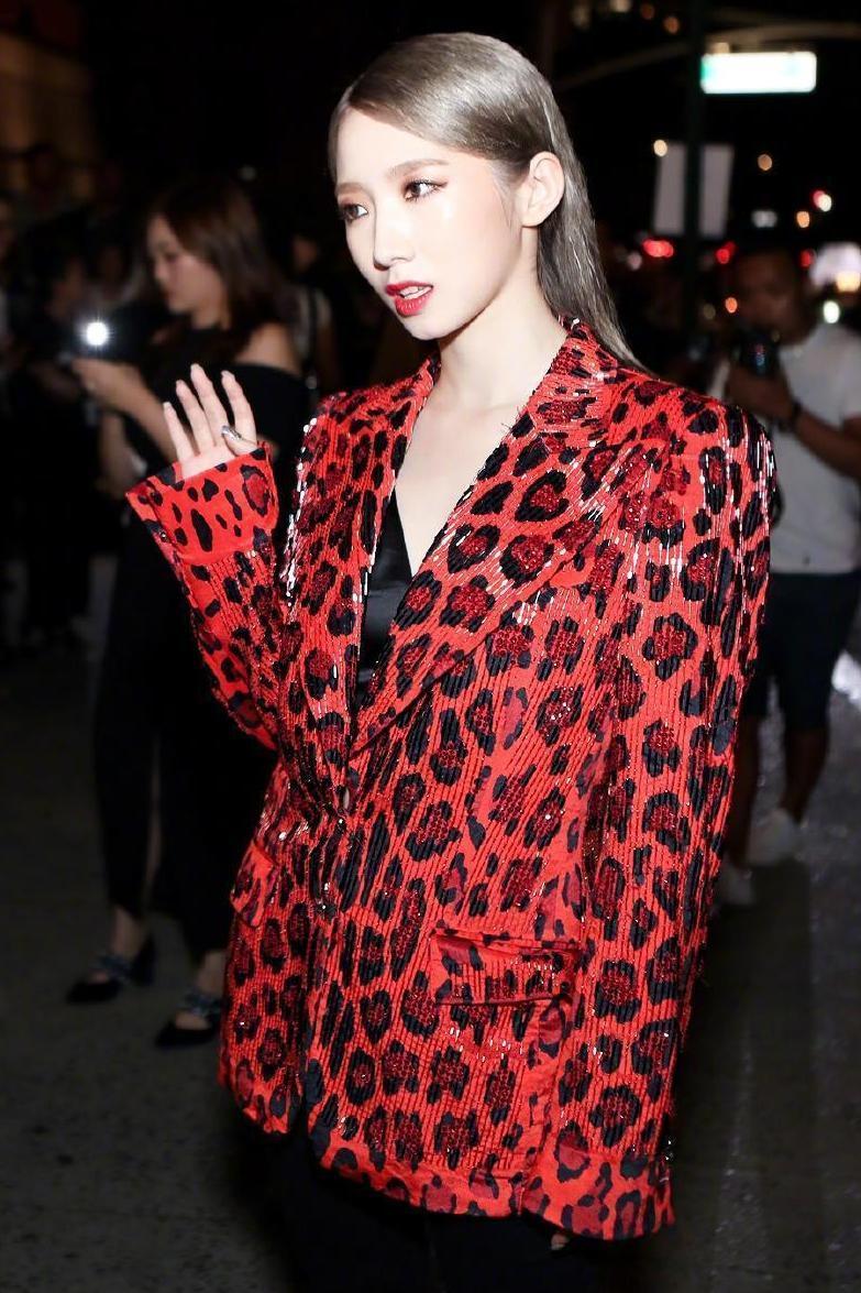 19岁孟美岐第一次去时装周, 就撞衫46岁郑秀文, 还输在了马甲线?