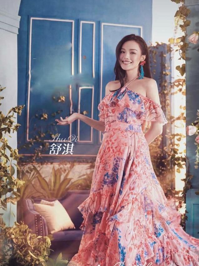 赵薇与舒淇都是42岁，同穿碎花连衣裙，网友:气质秒杀20岁姑娘!