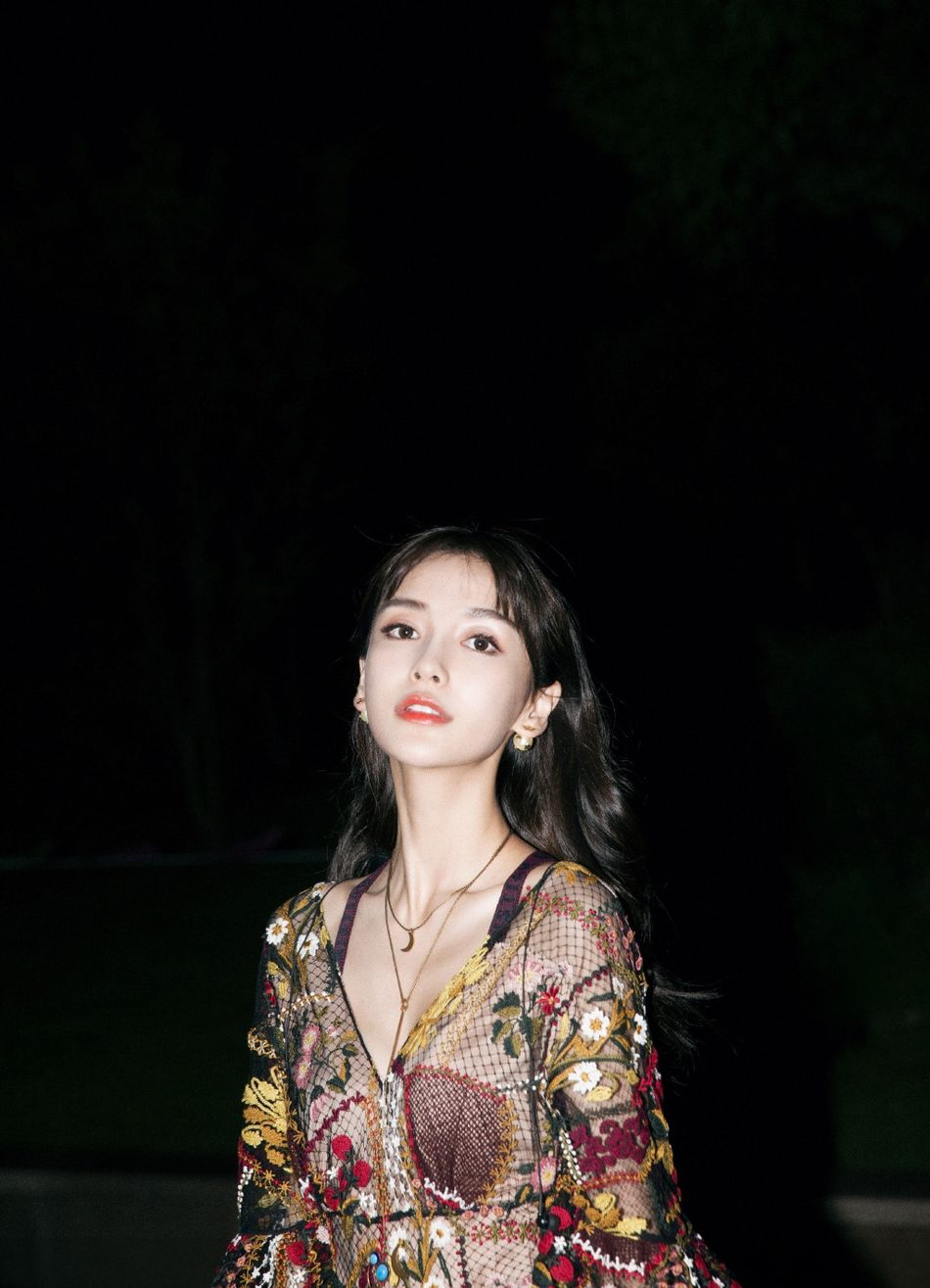 颜值依旧在线!Angelababy镂空连衣裙小秀性感