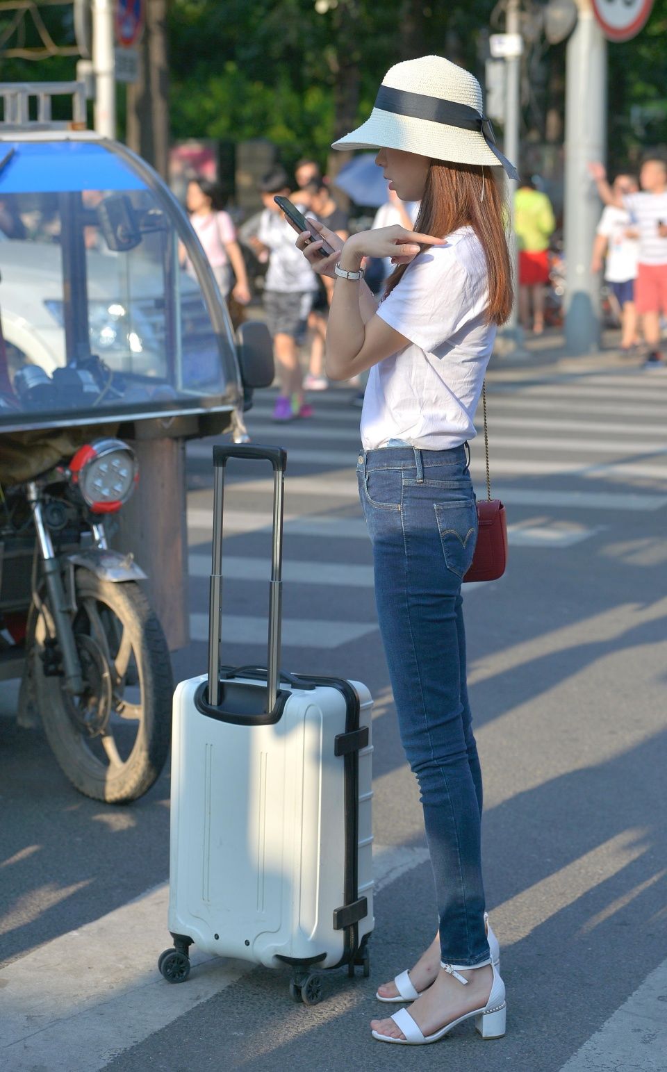 街拍:穿紧身牛仔裤的姑娘打车记