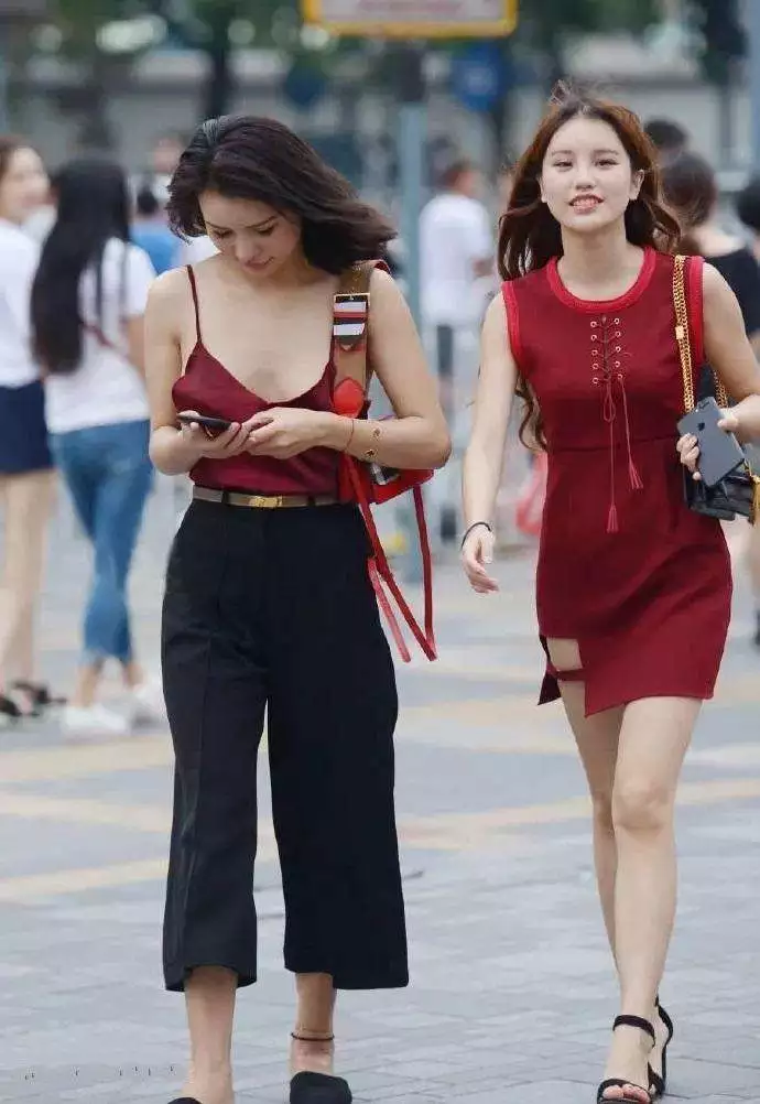 街拍: 身姿曼妙靓丽可人的小姐姐,气质优雅看着很有女神气质!