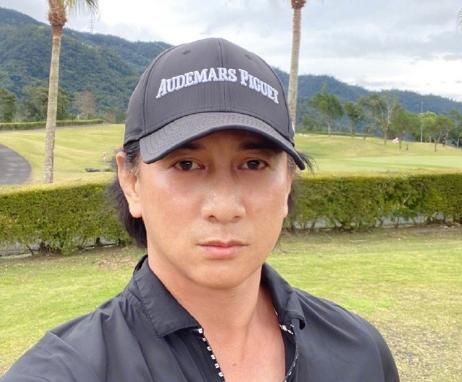 岁月不饶人!50岁吴奇隆自拍引热议,与妻子刘诗