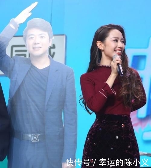  不到@吉娜的腰厉害了，裙子这么修身还能把衣摆塞进去，我减肥都达不到