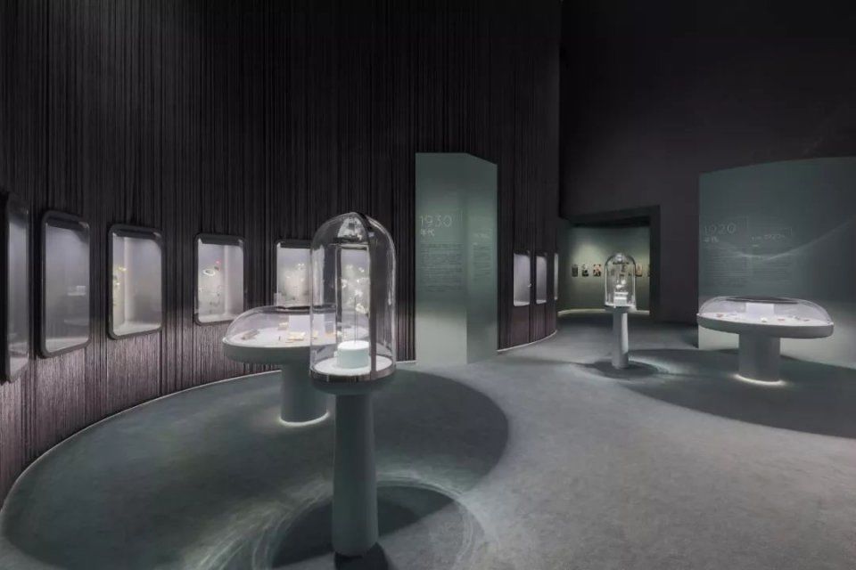 传奇| 八段婚姻和盛世美颜不是重点，她的珠宝才让人大开眼界