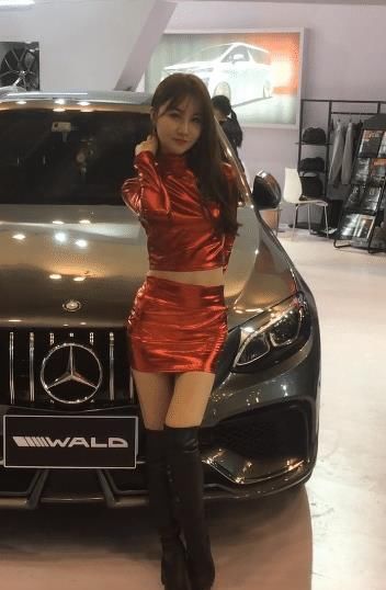  艳美|青春甜美的车模小姐姐，时尚有品位，艳美绝伦！