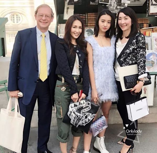 我们在巴黎大皇宫变的书报亭里问了周迅和刘雯一些小秘密……