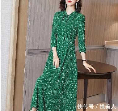 『中年』凌晨火了一种,叫:“冻龄”连衣裙,高雅大气,适合中年女人