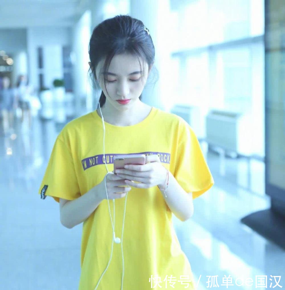 鞠婧祎牛仔裤这么短还“剪”破洞, 看到双腿网友 还不如不修图