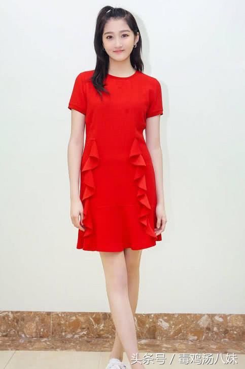关晓彤红不是没道理的，红色裙尽显出凹凸身材，难怪鹿晗会宠爱她