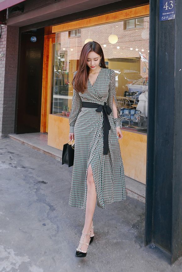 女神孙允珠，果绿流萤麻花串色丝绸长礼裙