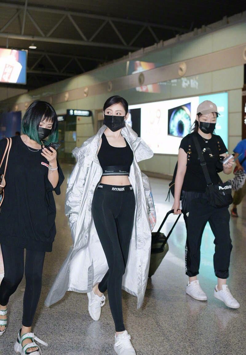 张天爱是要搞另类吗?大热天穿靴子就算了，还加长袜!