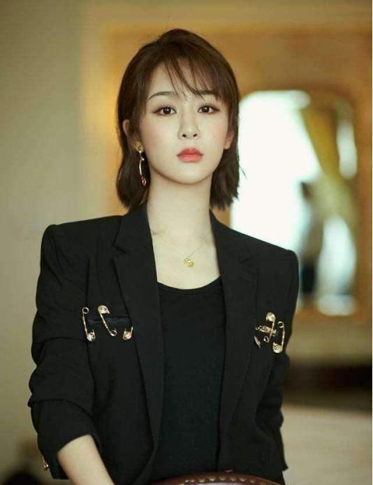  【看起来十】这还是那个邻家女孩杨紫吗？穿黑色职业装太帅气，完全不敢认！