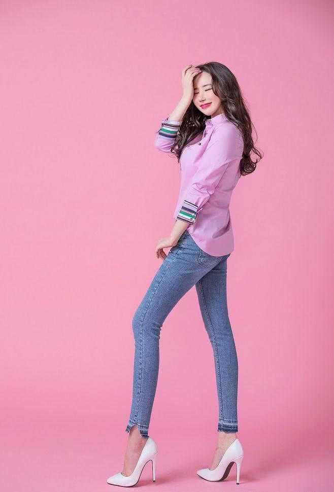 紧身裤女人穿在身上有一种知性的美感，穿起来显得腿部修长