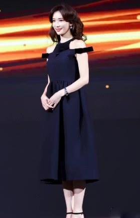 裴秀智与林志玲穿同款，差距太大，明星与模特的差别一看便知！